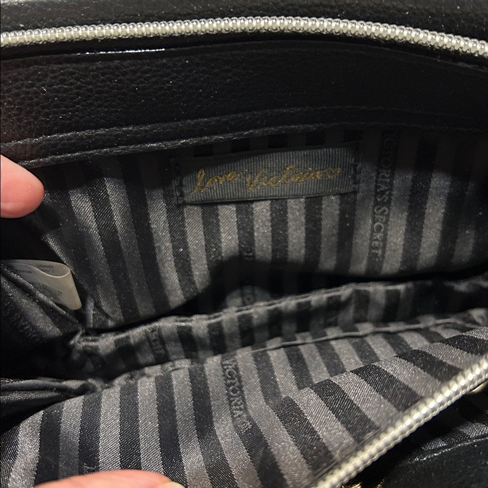 Victoria’s Secret bag - very nice condition chevron beauty light gold hardware - Picture 4 of 7